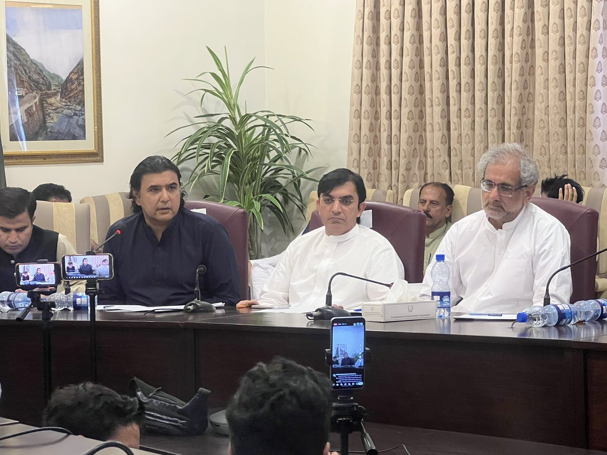 GhafarDawar's tweet photo. آج تحریک انصاف نے #SaveBalochistan کے نام جو آل پارٹی کانفرنس بلایا اسمیں جناب @mustafa_nawazk نے واضح الفاظ میں کہا بلوچستان کے ان نمائندوں کو ہم کیسےنمائندہ سمجھے؟
وہاں کے جوانوں کے اعتماد کا اٹھ جانا ہر اینگل سے ناکامی ہے
آئین میں دئے گئے حقوق معطل ہوچکے ہیں  @a_siab https://t.co/ncQ6CmD8LE