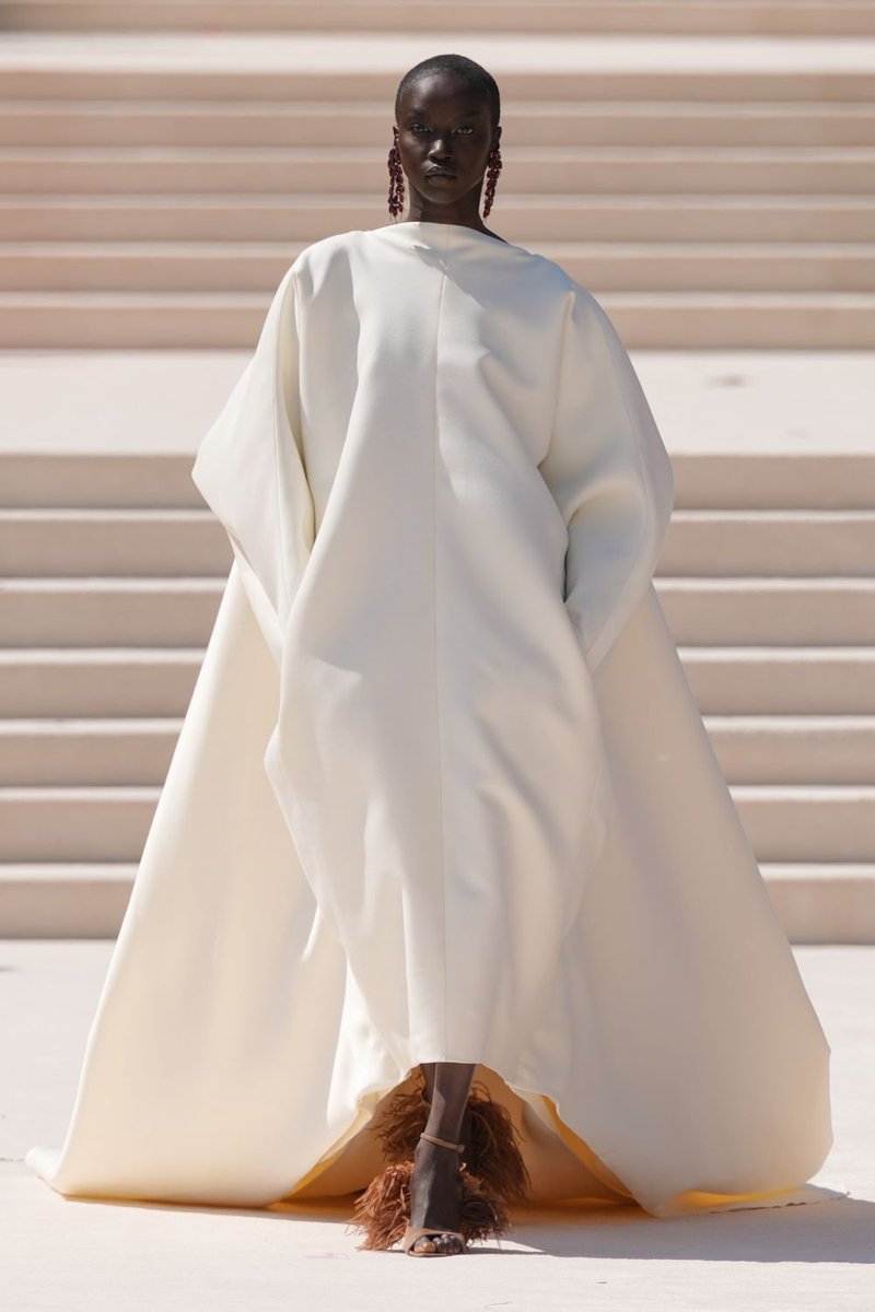 itgirlbackup's tweet photo. Balenciaga couture aw26. This is Pierpaolo Piccioli's debut couture collection for the house! https://t.co/AevywxZmJS