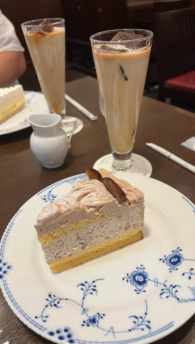 fakeyama's tweet photo. アツアツラザニアとモンブランー https://t.co/jOa8w00dcg