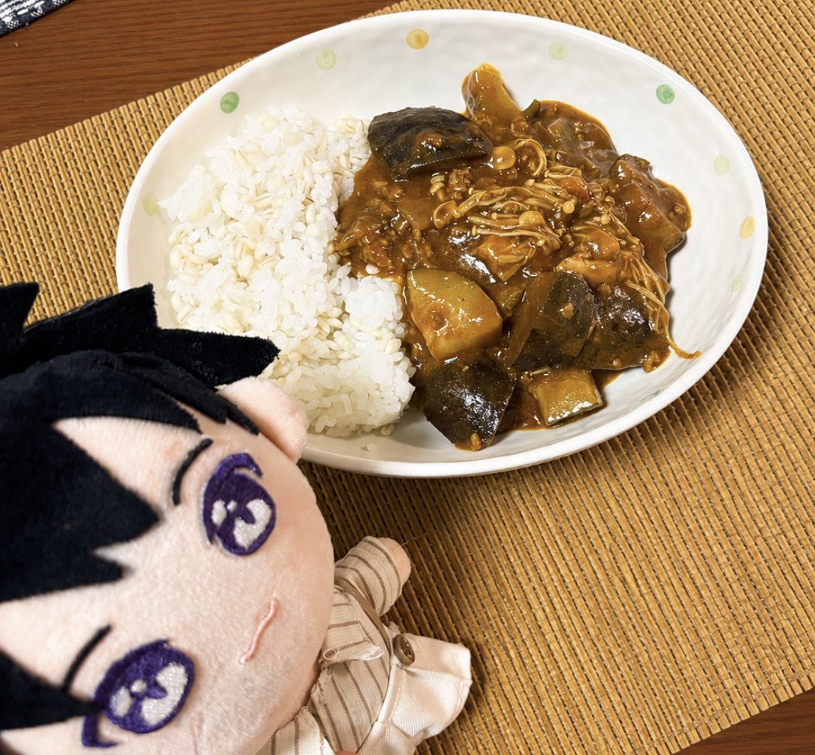 mi_6735's tweet photo. とれたてナスとズッキーニとトマトで無水カレー作った🍛
えのきの盛り方きしょいけど味は美味しかった🙌 https://t.co/493QIovi4O