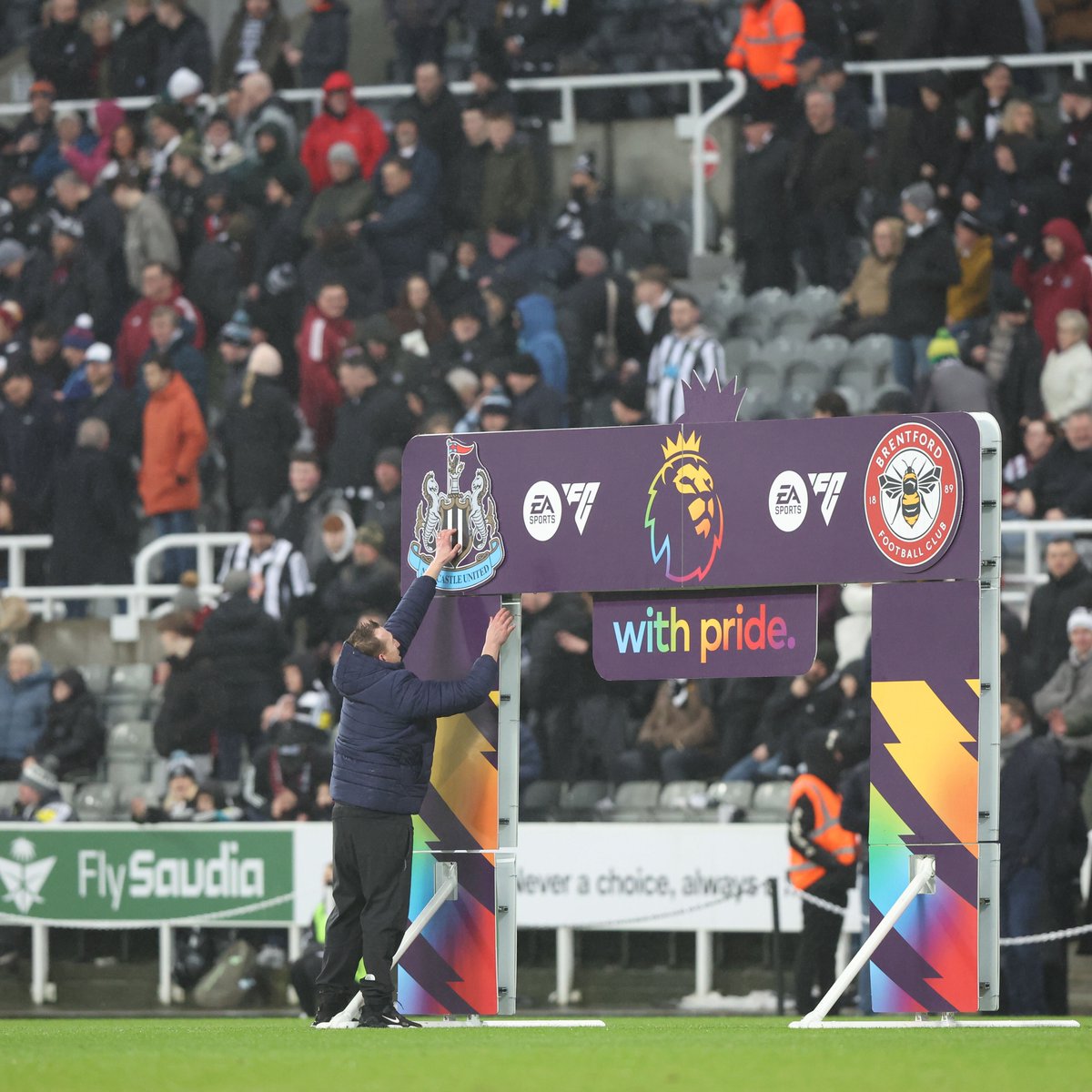 _BeFootball's tweet photo. 🚨 LA PREMIER LEAGUE S’ENFONCE DANS LE ROUGE ! 🥶🏴󠁧󠁢󠁥󠁮󠁧󠁿

Les pertes cumulées des clubs anglais ont explosé de plus de 600 % en une saison, passant de 157 M€ à 1,1 milliard d’euros.

En Ligue 1, elles ont aussi grimpé, de 181 M€ à 456 M€.

(via @lequipe) https://t.co/g6ZBM1a6cu