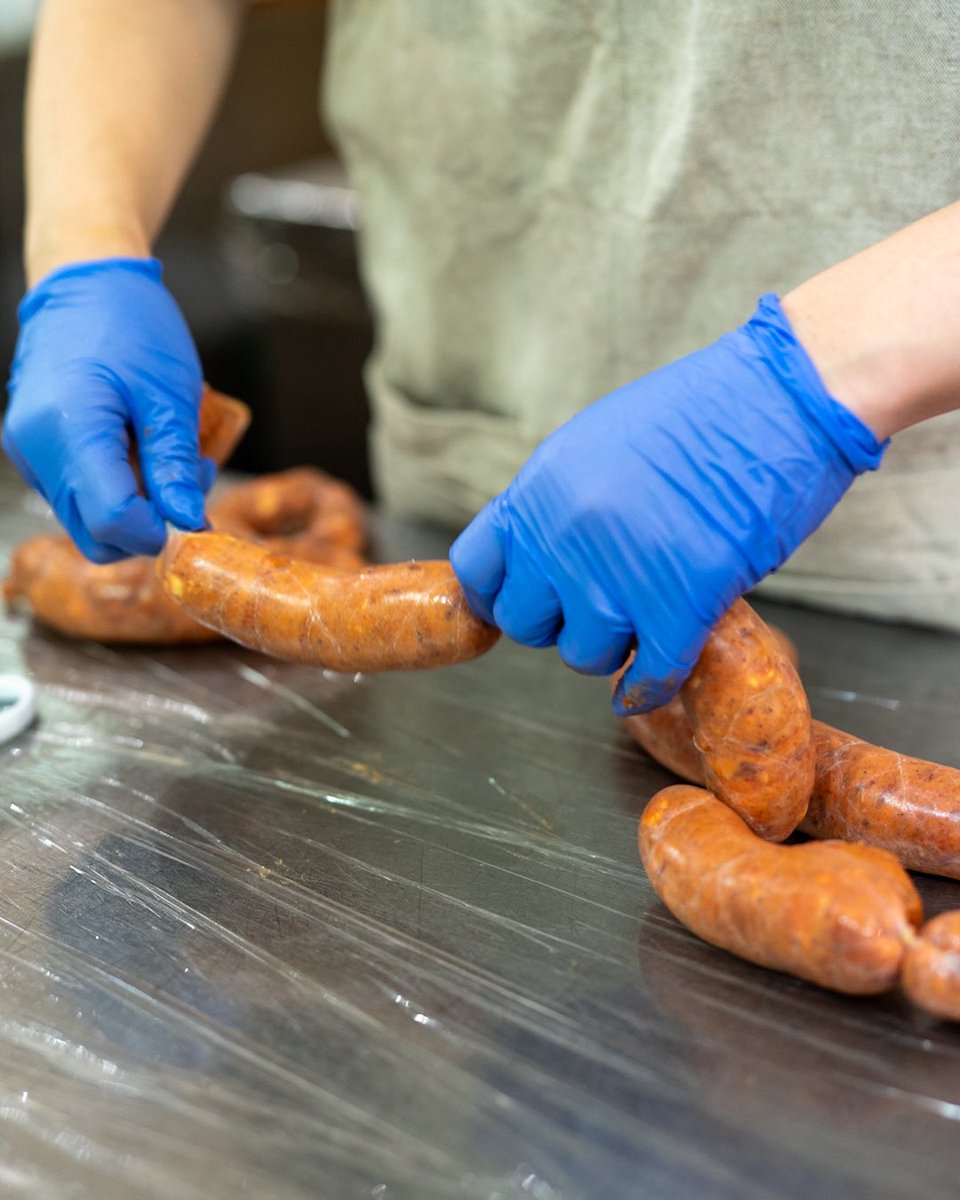 dotcomm_sausage's tweet photo. お世話になっているあの方へ、日頃の感謝を込めて贈るお中元。
素材とスパイスの組み合わせにこだわり抜いた、ドットコミュのソーセージはいかがでしょうか？

丁寧に手作りしたジビエソーセージや、一味違う一品は、お酒のおつまみにはもちろん、夏の食卓を彩るのにもぴったりです。

「センスの光る贈り物を届けたい」
そんなあなたに寄り添うギフトセットを4パターンご用意しています。ぜひご利用ください😆
https://t.co/59zP3OWEPk
※熨斗（のし）対応無料、全国発送も承っております！

#お中元 #お中元ギフト #夏のご挨拶 #贈り物 #ギフト #広島グルメ

【ドットコミュ／都町公園前食堂】
📍広島市西区観音町16-33-1F
TEL 070 2015 1637

【営業時間】
■ 平日と土曜日（※水曜定休）
モーニング 8:00～11:00
ランチ 11:00～15:00（L.O. 14:30）
ディナー 17:30～20:30（L.O. 20:00）
※ディナー営業日：月・火・金・土・祝前日

■ 日曜と祝日
モーニング 8:00～11:00
ランチ 11:00～16:30（L.O. 16:00）
※日・祝はランチタイムまでの営業となります