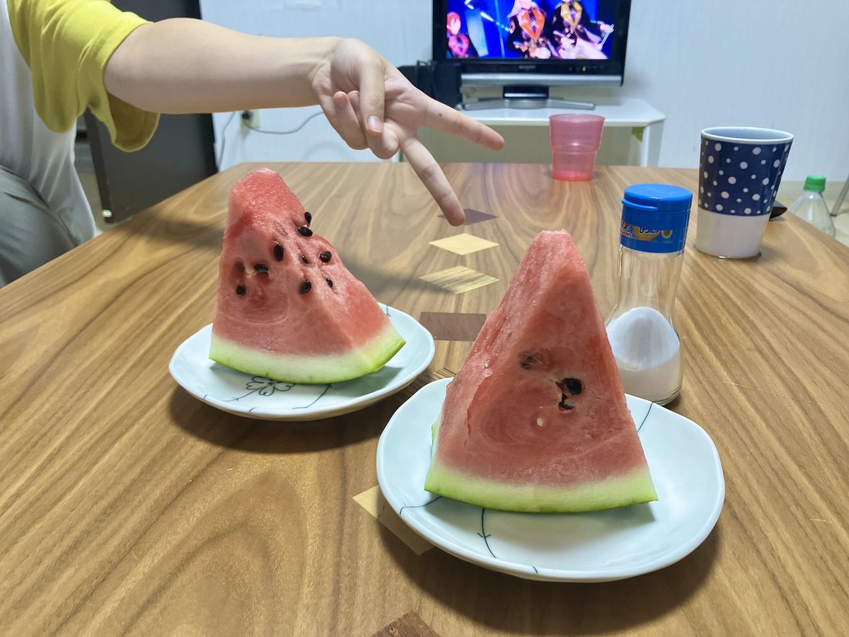 cswc2016's tweet photo. 先日、段ボールに入ったおお～きな高級スイカをいただきました！最近はフルーツをたくさんいただき、こどもたちはとっても嬉しそうです🍉
ありがとうございます！ https://t.co/GeiQycnxRB