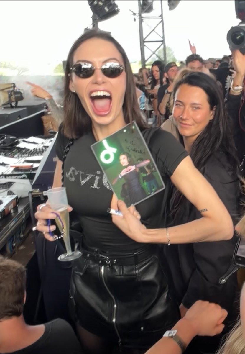 mihai595's tweet photo. @saralandrydj love u forever <3 see u at sziget festival https://t.co/wahNdqymP4