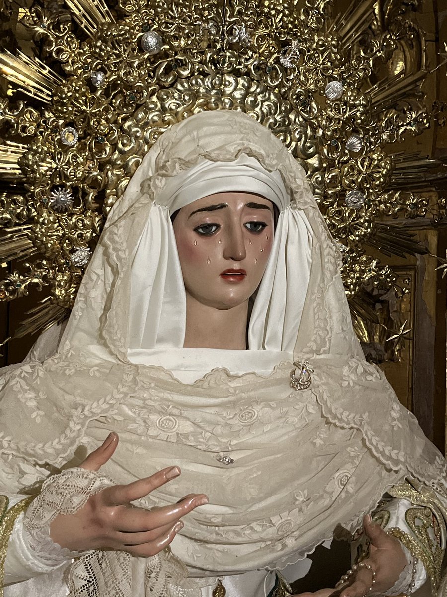 Hdad_Confalon's tweet photo. Así luce Nuestra Señora de la Esperanza, vestida para el tiempo estival por @josemgaro.

Que su bendita presencia continúe siendo guía y consuelo para todos cuantos acuden a Ella con Fe y Esperanza.

#SiempreLaEsperanza https://t.co/eYPC09Khux
