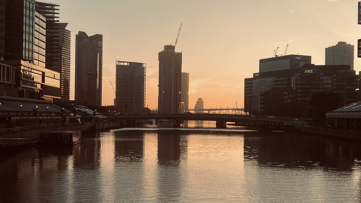 damethelog's tweet photo. Evening you mob xx light was beautiful in Naarm tonight looking down Birrarung towards the bay on Wurundjeri Country x I hope you are all well, safe, and content x sending all the hugs to those who need them 🖤💛❤️ #AlwaysWasAlwaysWillBe https://t.co/VbU1QUNpnq
