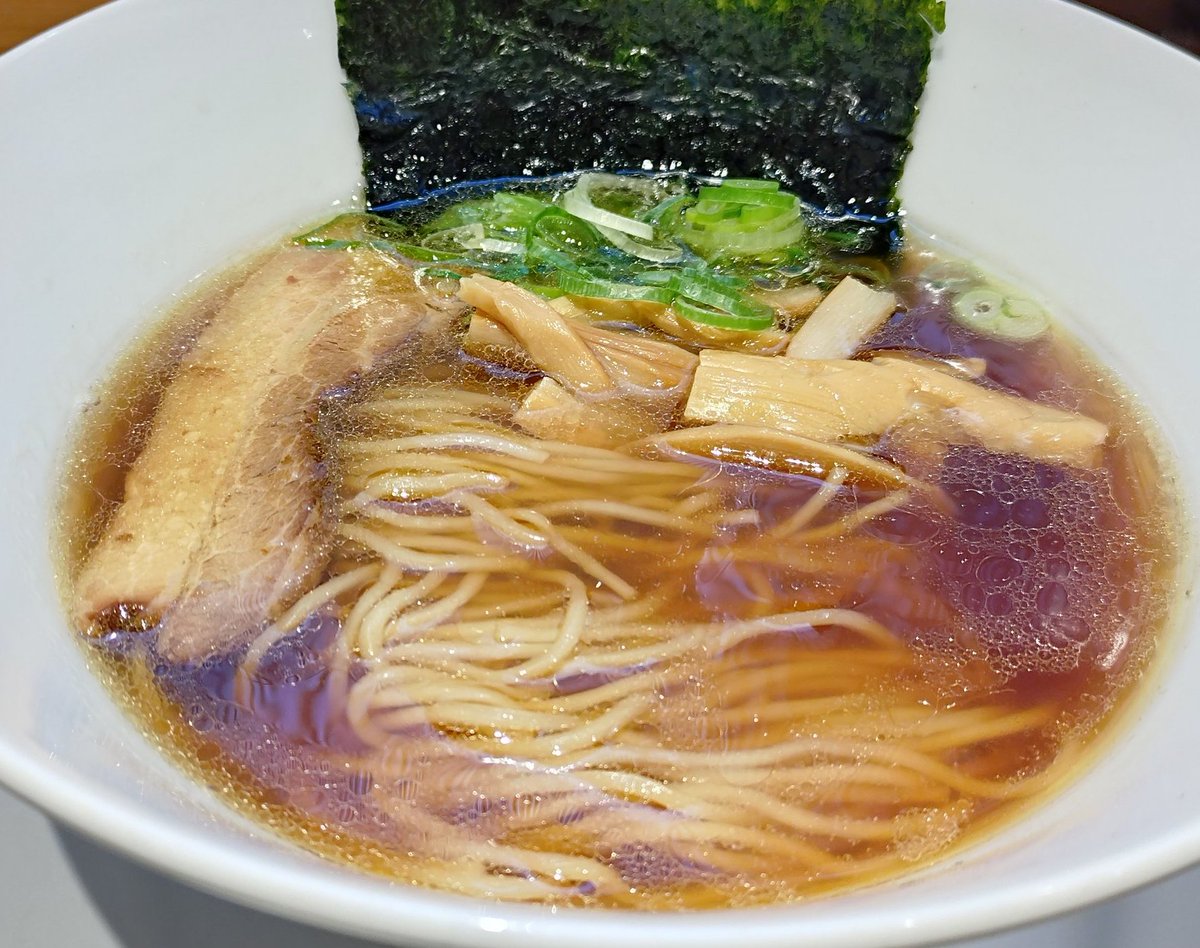 avazaurusu's tweet photo. 十条アバンザです🍜

本日は #ラーメンの日 とのこと。

ラーメンは味噌でもとんこつでも家系でも好きなんですけど、年齢を重ねるとなんかもう普通の醤油ラーメンが一番落ち着いちゃいますね… https://t.co/vU6S6jlRj3