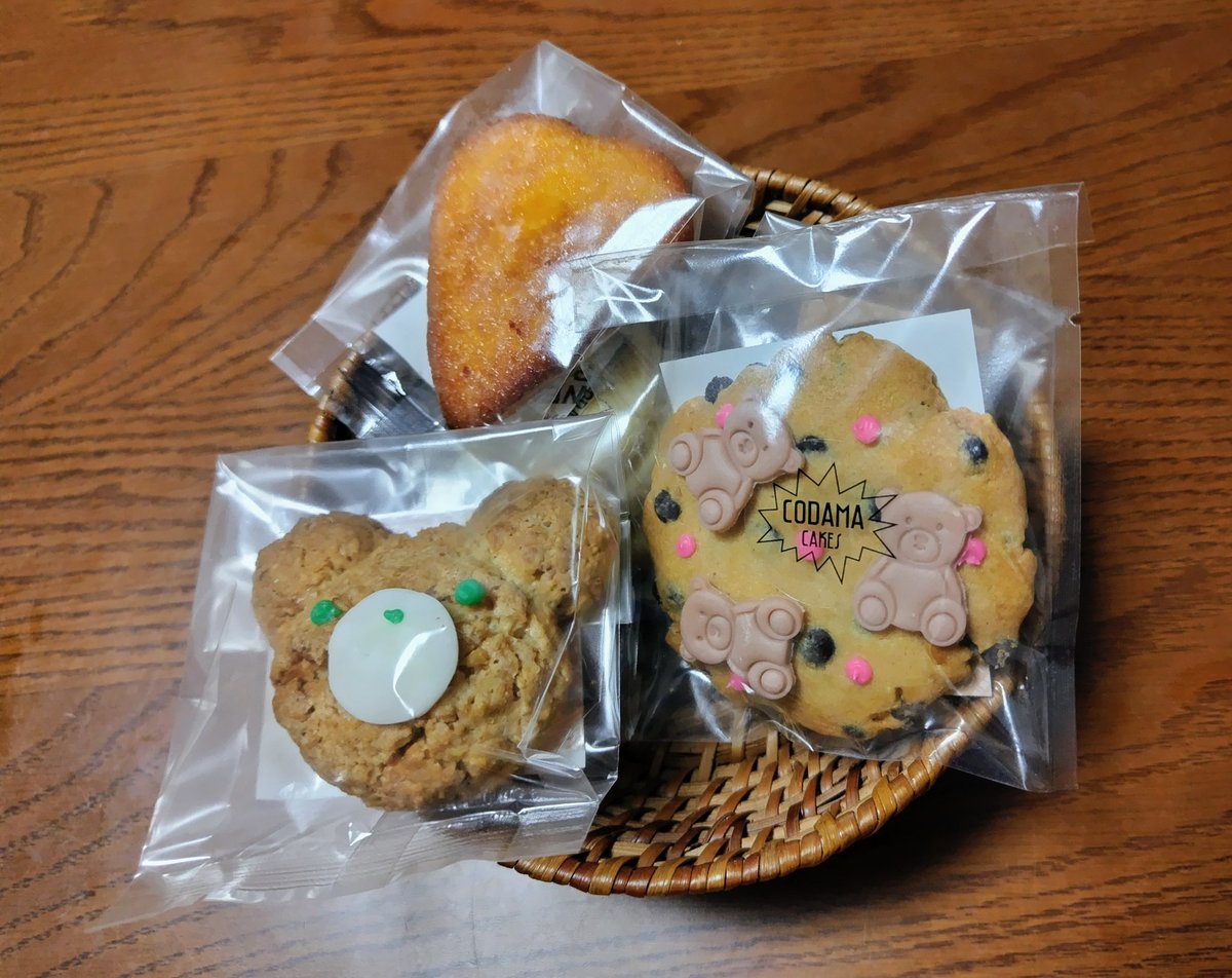 JZfU7ZCIZ66pmag's tweet photo. 何気に買った焼き菓子が実は案外可愛かった。
オーダーメイドのケーキ屋だけどいつも焼き菓子ばっかり。
#CODAMA https://t.co/vDQlwZMQP9