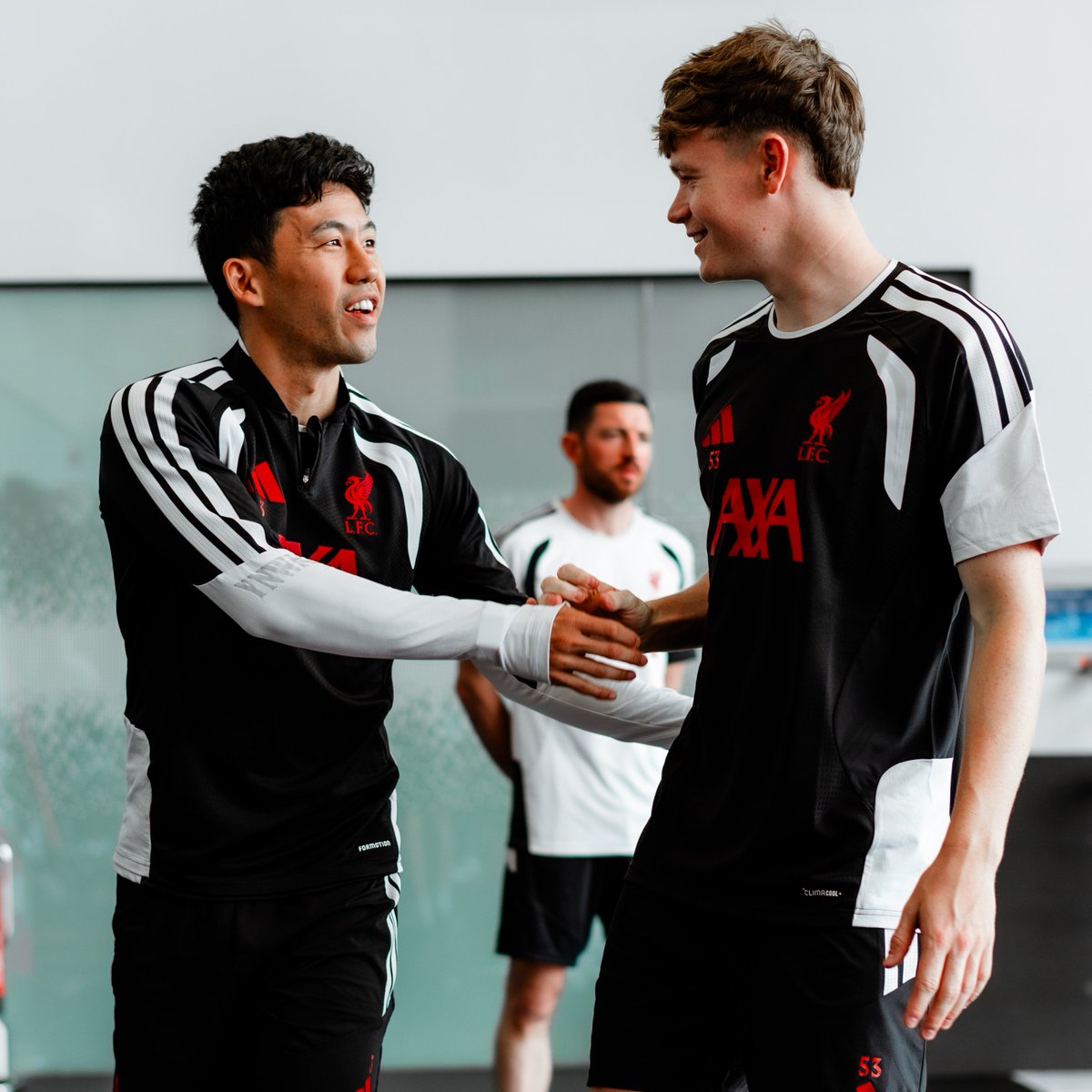LFCJapan's tweet photo. 航とジェームズ 🤜🤛 https://t.co/Qltqttk6ce