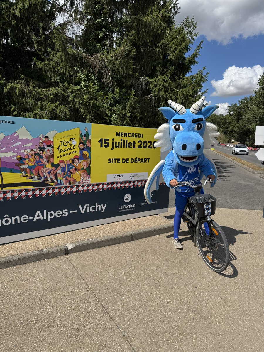 jav_basket's tweet photo. J-7 avant le départ du Tour de France à Vichy 💙

Pour l’occasion notre mascotte Charly peaufine sa préparation 🚴

#JAV #ELITE2 https://t.co/MVaWKoRgyo
