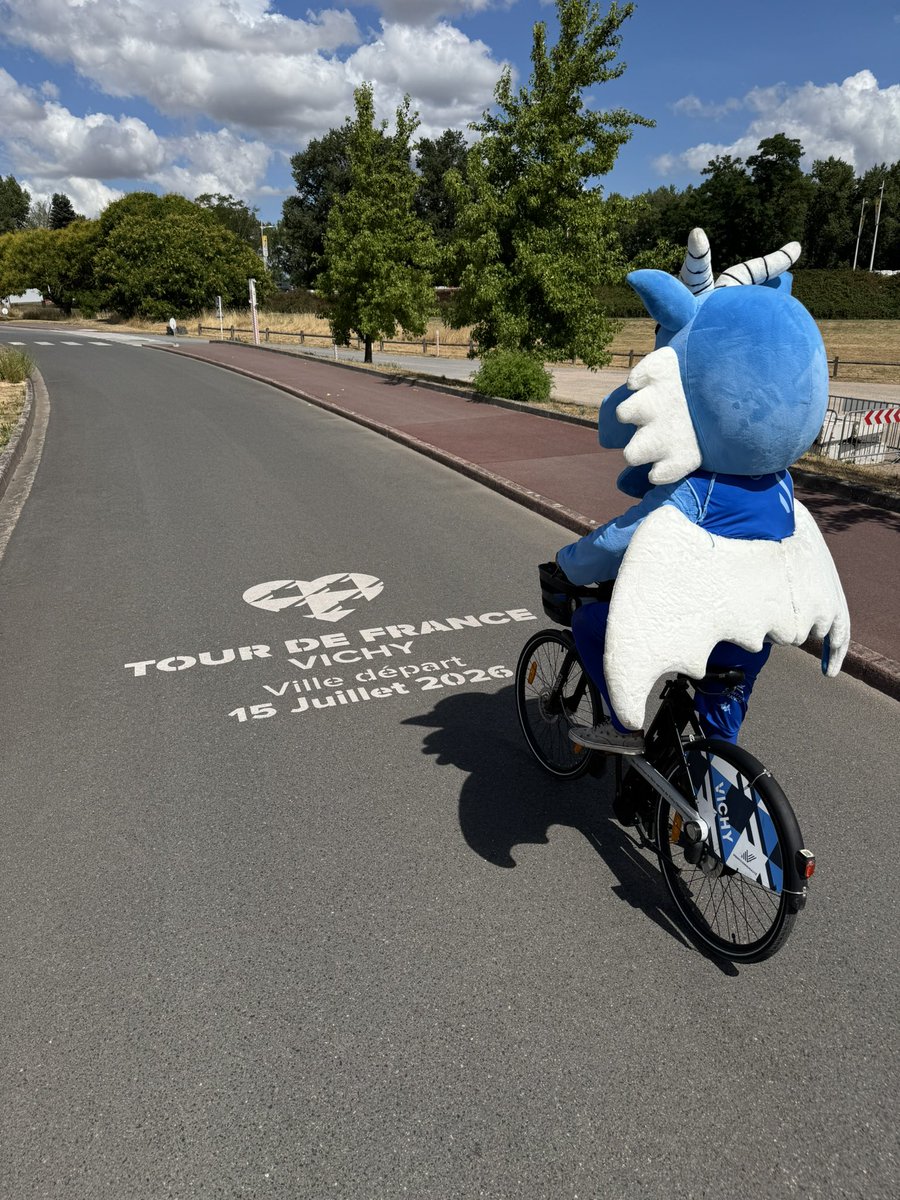 jav_basket's tweet photo. J-7 avant le départ du Tour de France à Vichy 💙

Pour l’occasion notre mascotte Charly peaufine sa préparation 🚴

#JAV #ELITE2 https://t.co/MVaWKoRgyo