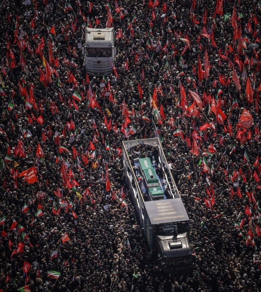 Hanifammm's tweet photo. أنعشكما أم قلبي الذي حُمل؟
[این که حمل شد، پیکر شما بود؛ یا قلب من؟]

#ابر_رویداد_معاصر https://t.co/LgCLOcduSP