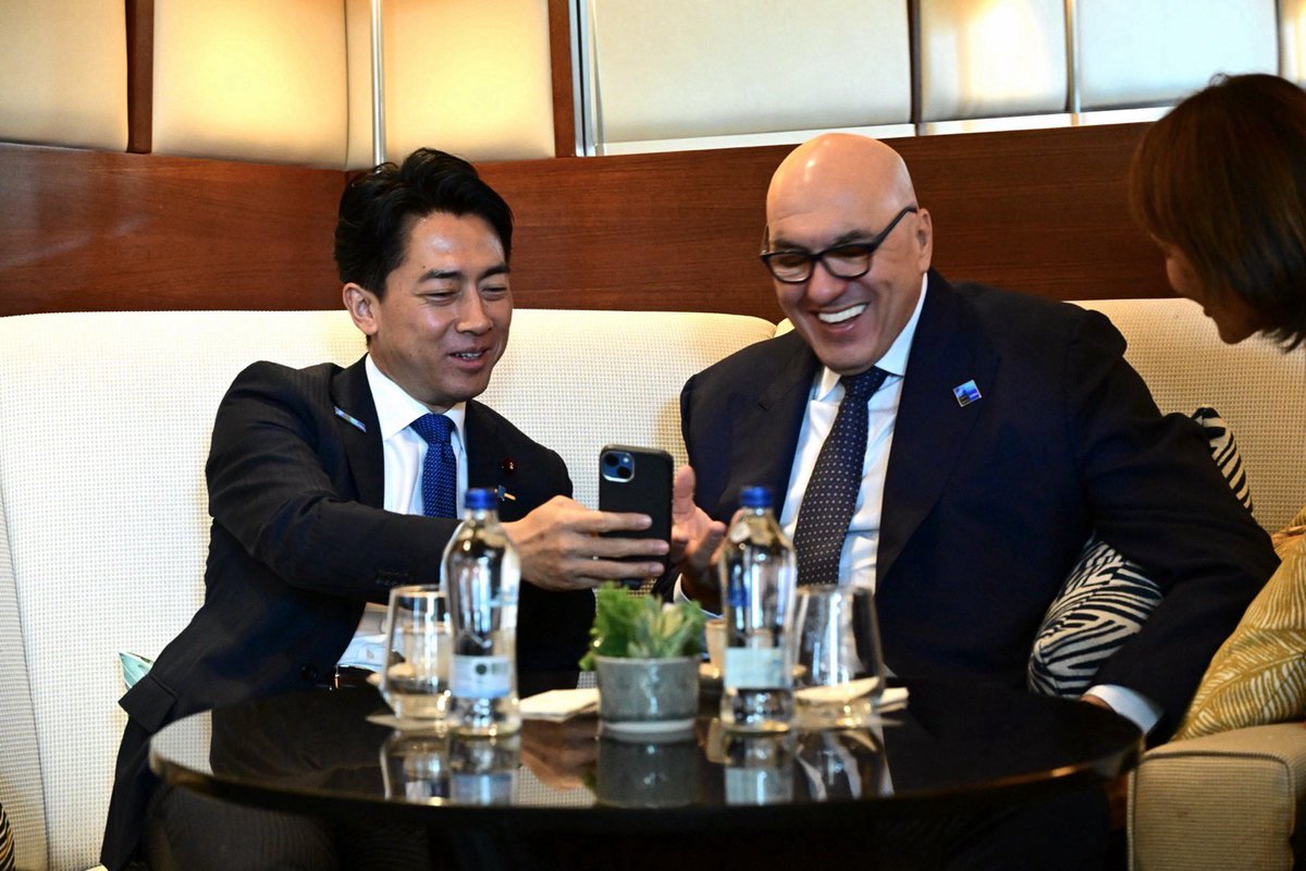shinjirokoiz's tweet photo. イタリアのクロセット国防大臣@GuidoCrosetto からコーヒーに誘われて、「トルココーヒー？アメリカン？イタリアン？」と聞かれたからもちろん「イタリアン」と即答。目が覚めるエスプレッソを飲みながら親密な時間を楽しみました。 https://t.co/oE4LgfgaTe