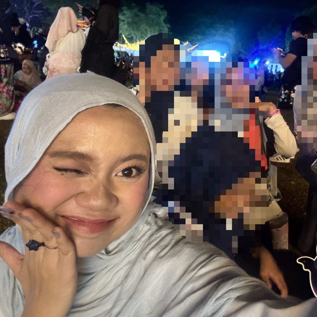 odechhichi's tweet photo. kemaren makeupku tahan bangeeet pas pjf! aku selese makeup jam set 4 dan sampe jam 1 malem masih bagus bgt makeupnyaa😆 yg aku lakuin kemaren pokoknya tuhh

1. skin prep pake moisturizing toner, moisturizer sama sunscreen (tapi dikitt aja) dan pakenya ditungguin sampe bener2 nyerep ke kulit (aku pake kipas biar cepet nyerep) (kalo malem sebelumnya pake sheet mask malah lebih baguuss👍🏻)

2. pake primer!! aku pake mattifying primer karena kulitku combi to oily, tunggu sampe nyerep juga!

3. abis itu pake foundie dan concealer dan cream contour dan cream blush kayak biasa, terus disemprot SETTING SPRAYYY aku pake yang mattifying juga! dan harus ditunggu sampe nyerepp dan nyatu sama complexionnya

4. kalo udah nyerep baru pakein bedak taburrrr yg banyaakkk biar ngelock makeupnya (ini juga koencinyah🗝️)

5. pake powder contour, powder blush, alis, eyeliner, highlighter kayak biasa, terus disemprot SETTING SPRAY LAGIII aku pake setting spray yg sama kayak sebelumnya! terus tunggu sampe nyerep dehh

6. pake listippp udahhh dehhh😋

agak panjang stepsnya tapi inilah yg bikin makeupnya tahan lama dan tahan guncangan drum gunil🫰🏻🫰🏻🫰🏻