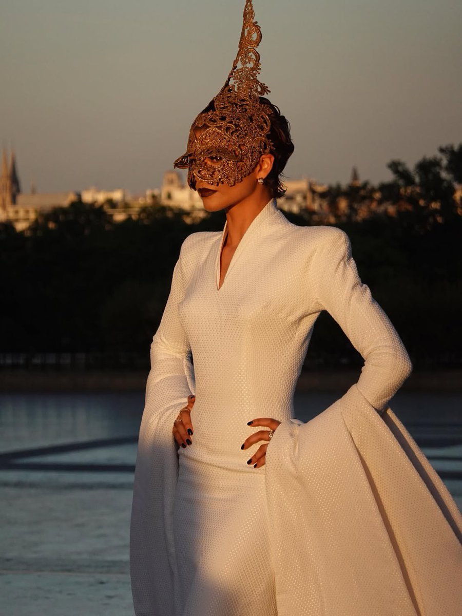 Fashionpolicing's tweet photo. #LawRoach continues to outdo himself, dressing Zendaya in the most extraordinary pieces.
This time, #Zendaya arrived in Paris for ‘The Odyssey’ press tour in archival #Givenchy from the S/S ‘97 Haute Couture collection, paired with a gold mask by #PhilipTreacy. https://t.co/8xqeu8EWH6