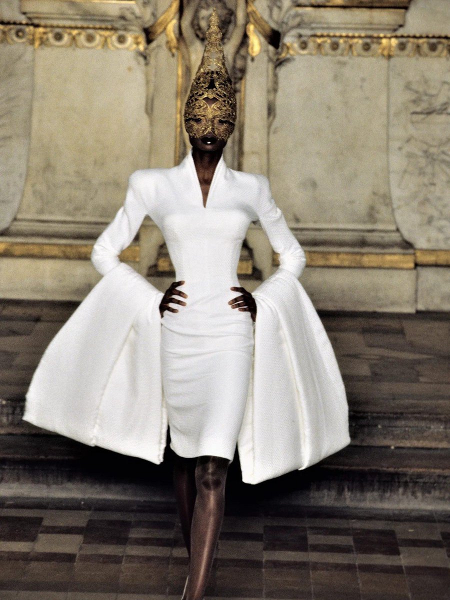 Fashionpolicing's tweet photo. #LawRoach continues to outdo himself, dressing Zendaya in the most extraordinary pieces.
This time, #Zendaya arrived in Paris for ‘The Odyssey’ press tour in archival #Givenchy from the S/S ‘97 Haute Couture collection, paired with a gold mask by #PhilipTreacy. https://t.co/8xqeu8EWH6