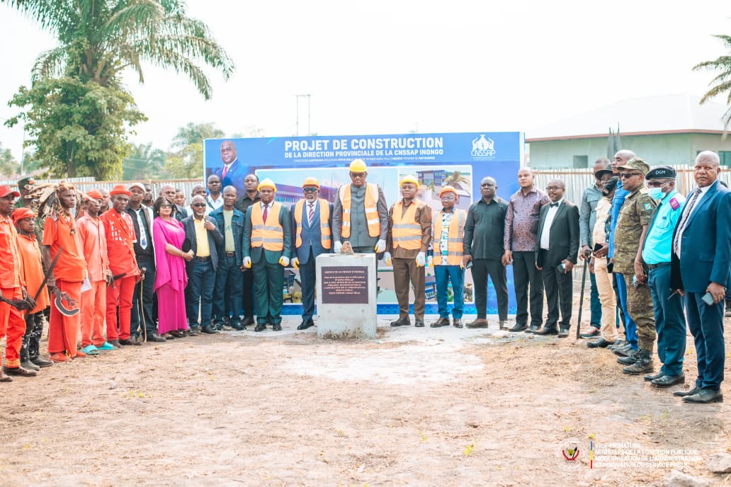 FP_RDC's tweet photo. #ItinéranceAdministrative 🇨🇩 | Bientôt une Agence Provinciale de la CNSSAP à Inongo/Maï-Ndombe.

À Inongo, le VPM Jean-Pierre @LihauEbua a procédé au lancement officiel des travaux de construction de la future Agence provinciale de la #CNSSAP. Dans quelques mois, cette infrastructure sortira de terre pour rapprocher durablement les services de Sécurité sociale des Fonctionnaires et Agents de l’État du Maï-Ndombe.

Au-delà d’un simple bâtiment, c’est un engagement de l’État qui prend forme : offrir aux Agents publics un accès de proximité à leurs droits et prestations sociales, sans devoir parcourir de longues distances. 

Le cap est maintenu et le déploiement des agences provinciales de la #CNSSAP se poursuit résolument à travers le pays. 

#FonctionPubliqueRDC #CNSSAP #ProtectionSociale #MaïNdombe #Réformes #AdministrationPublique