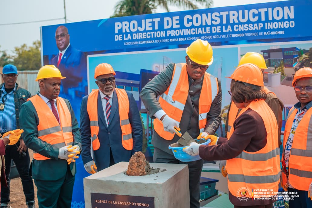 FP_RDC's tweet photo. #ItinéranceAdministrative 🇨🇩 | Bientôt une Agence Provinciale de la CNSSAP à Inongo/Maï-Ndombe.

À Inongo, le VPM Jean-Pierre @LihauEbua a procédé au lancement officiel des travaux de construction de la future Agence provinciale de la #CNSSAP. Dans quelques mois, cette infrastructure sortira de terre pour rapprocher durablement les services de Sécurité sociale des Fonctionnaires et Agents de l’État du Maï-Ndombe.

Au-delà d’un simple bâtiment, c’est un engagement de l’État qui prend forme : offrir aux Agents publics un accès de proximité à leurs droits et prestations sociales, sans devoir parcourir de longues distances. 

Le cap est maintenu et le déploiement des agences provinciales de la #CNSSAP se poursuit résolument à travers le pays. 

#FonctionPubliqueRDC #CNSSAP #ProtectionSociale #MaïNdombe #Réformes #AdministrationPublique