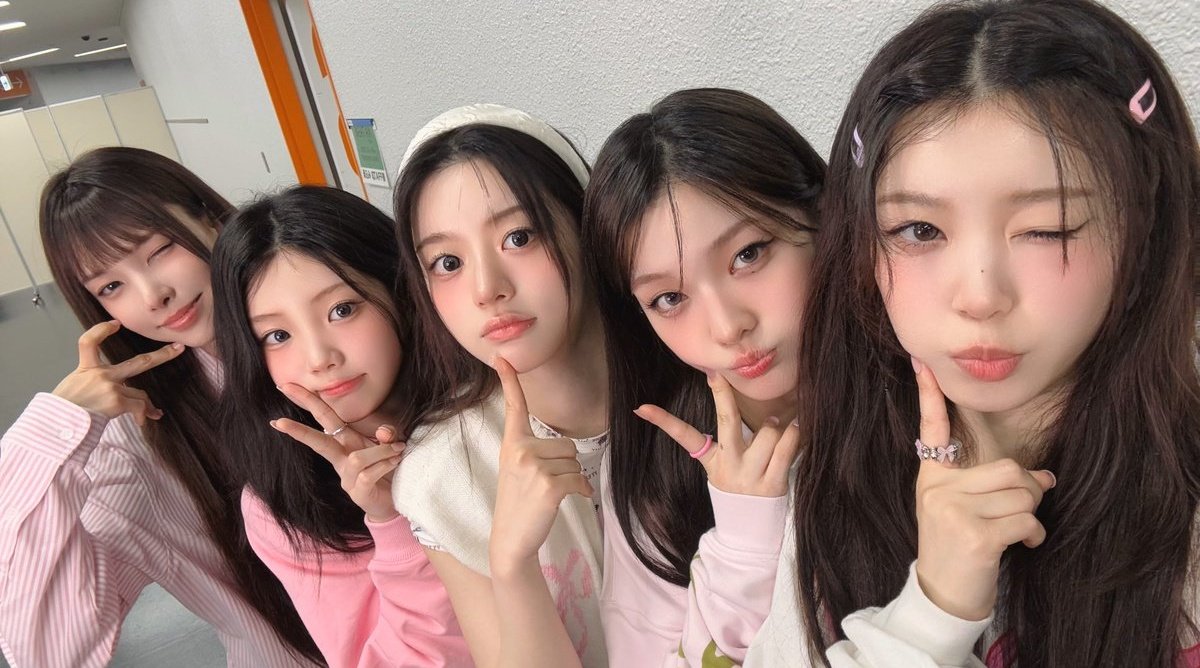 koji0720k's tweet photo. 아일릿 단체사진 보면 가운데에 민주가 있는 경우가 많더라고요. 그게 되게 인상 깊었어요. https://t.co/zmj8LteJVI