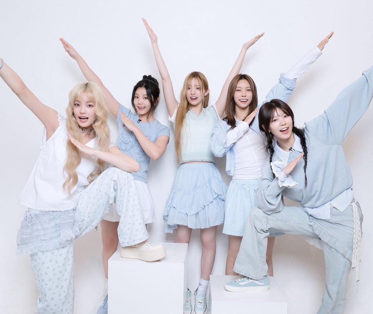 ca4oie's tweet photo. 아일릿 단체사진 보면 항상 가운데에 민주가 있더라. 그게 좀 인상 깊었어. https://t.co/3RaACPYi4e
