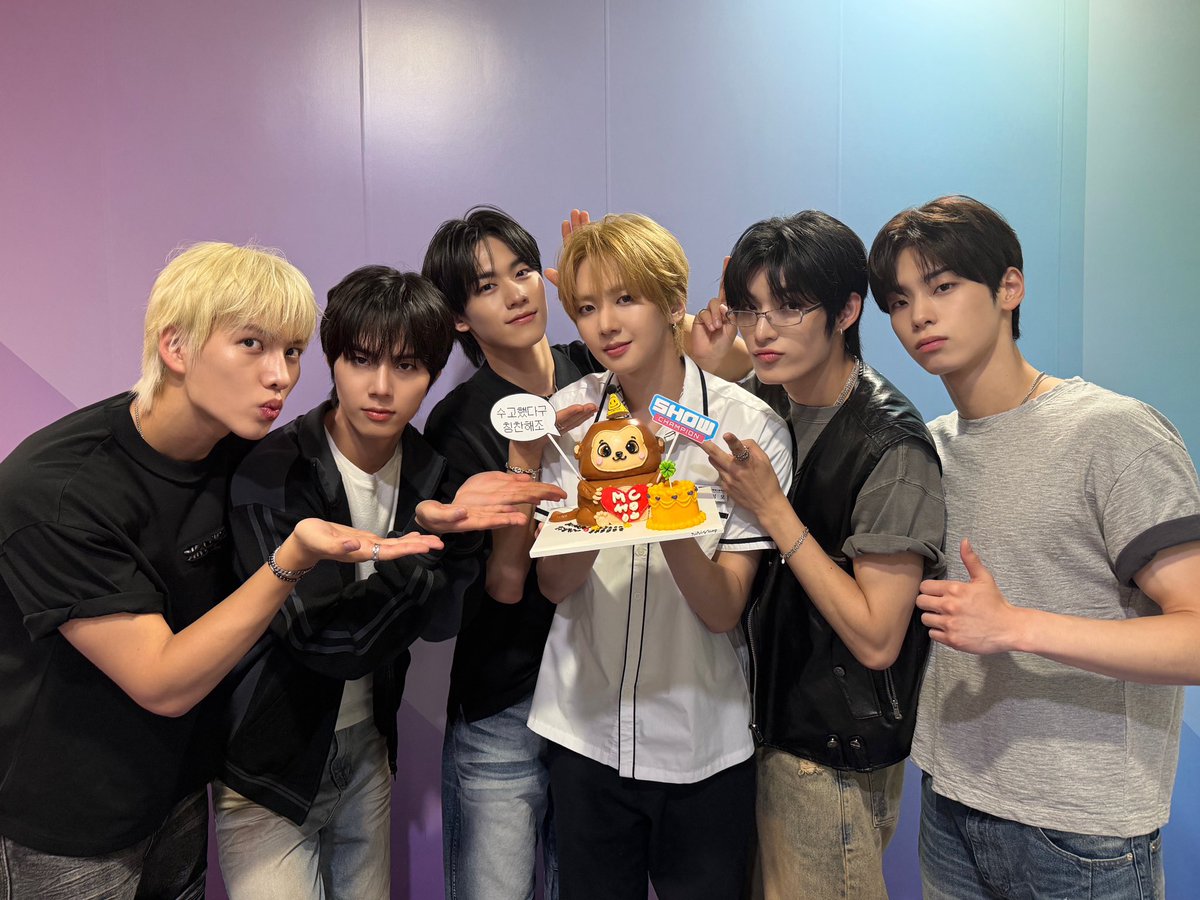82MAJOR_231011's tweet photo. [📷]
#에이티투데이_260708

쇼챔과 함께한 모든 순간이 꿈만 같았습니다♥️
칭찬해조서 고마워 에티♥️
 - MC 성모🙊 -

#82MAJOR #82메이저 #에이티투메이저
#82데이 #82TODAY https://t.co/2mHHpgnvkO