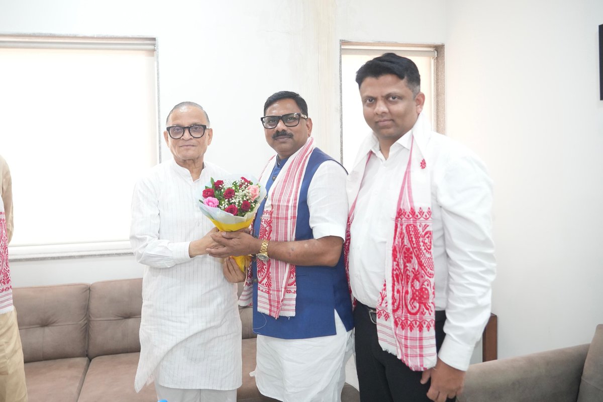 prabhunvasava's tweet photo. આજ રોજ ગાંધીનગર ખાતે ભારતીય જનતા પાર્ટીના પૂર્વ સંગઠક તથા અમારા સૌના પ્રેરણાસ્ત્રોત શ્રી @v_shrivsatish વી. સતીશજી સાથે સૌજન્ય મુલાકાત કરીને તેમના આશીર્વાદ અને મૂલ્યવાન માર્ગદર્શન પ્રાપ્ત કર્યું.

આ મુલાકાત દરમિયાન કેબિનેટ મંત્રી શ્રી નરેશભાઈ પટેલ,(1/2) https://t.co/tBtAAhymIZ