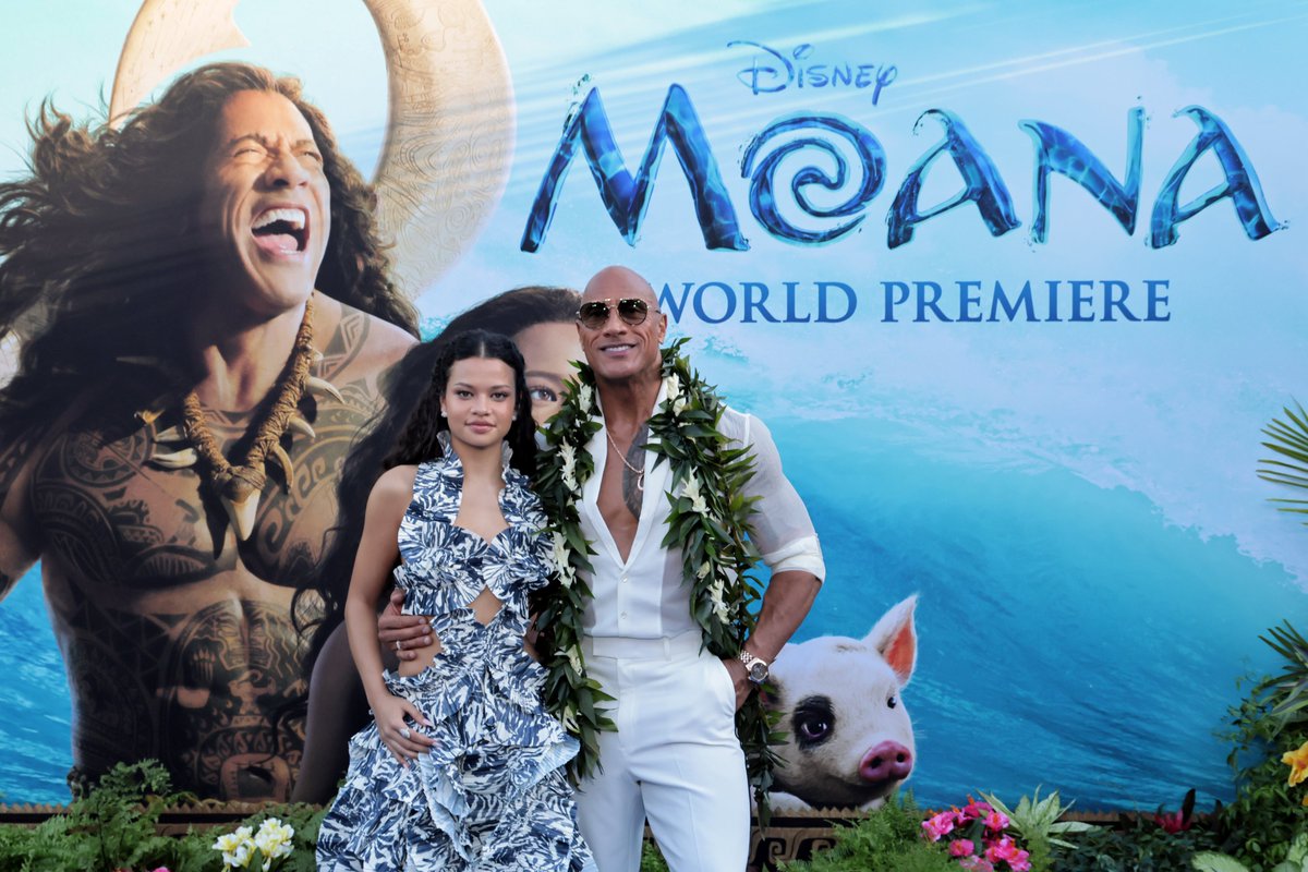 disneystudiojp's tweet photo. ⋆⸜🌊全世界へ盛大な船出⛵️⸝⋆️
実写版『#モアナと伝説の海』
ワールドプレミア開催🌐
⠀
アメリカ・ロサンゼルスで開催された
ワールドプレミアに
#モアナ 役 キャサリン・ランガイア
#マウイ 役 ドウェイン・ジョンソン
ら超豪華キャスト陣が集結‼️
⠀
ついに映画が世界初披露🎬
⠀
まるで“モトゥヌイ”のように
海と太陽に彩られた会場には、
アニメーション版でモアナの声優を務め、
本作では製作総指揮として携わる
アウリイ・クラヴァーリョも駆けつけ、
“モアナ”の豪華共演も実現✨
⠀
大熱狂に包まれたワールドプレミア🔥
世界中が絶賛した圧倒的なスケールと、
自らの心の声を信じて進むモアナの感動の冒険が、
この夏、世界中を最高にアツい #モア夏 へと誘います☀️
⠀
7/31（金）劇場公開🐚