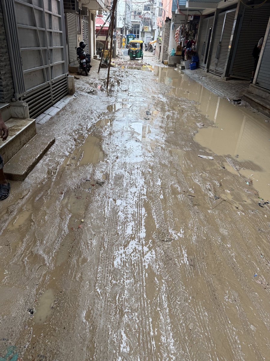 krishna75002's tweet photo. @gupta_rekha  @BJP4Delhi @MCD_Delhi  I want you to look at the condition of street near my flat . This is Saket. This what development looks like??? I don’t know where all these road development funds get consumed. Don’t you think government should introspect. Wake up Delhi. https://t.co/tlugjjYTd4