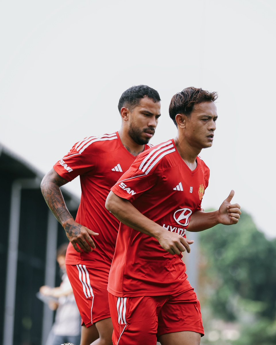 selangorfc's tweet photo. #IsRed 💊 first training session with the squad. ️🔥

Out on the pitch and already finding rhythm with the team 👊🏼

#SelangorFC #ThisIsSelangor
#HeritageRedefined https://t.co/zyI4KglD0C
