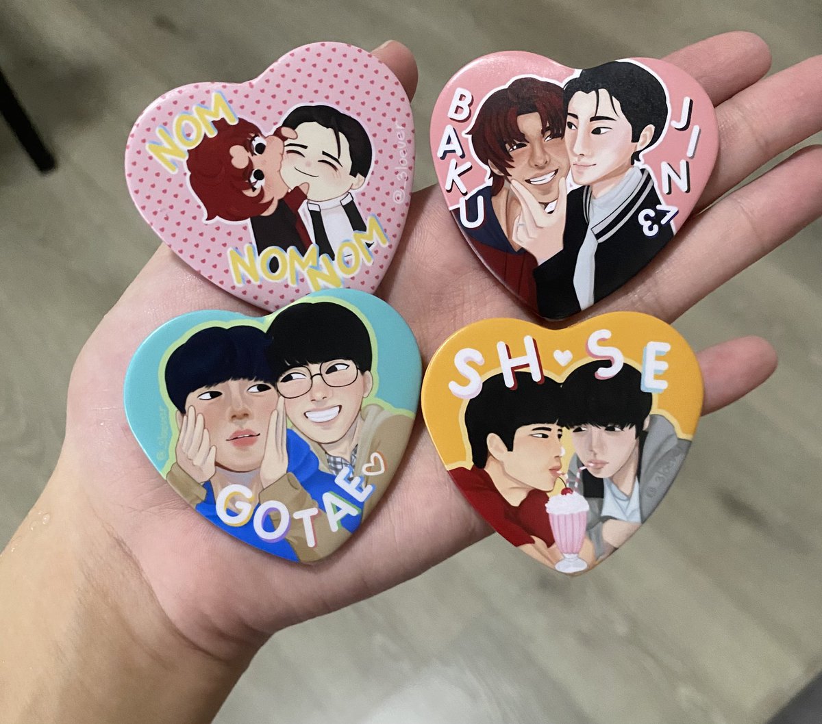 _3loever's tweet photo. MY WHC PINS ARE HOMEEE :333 https://t.co/qIhfBbUOCQ