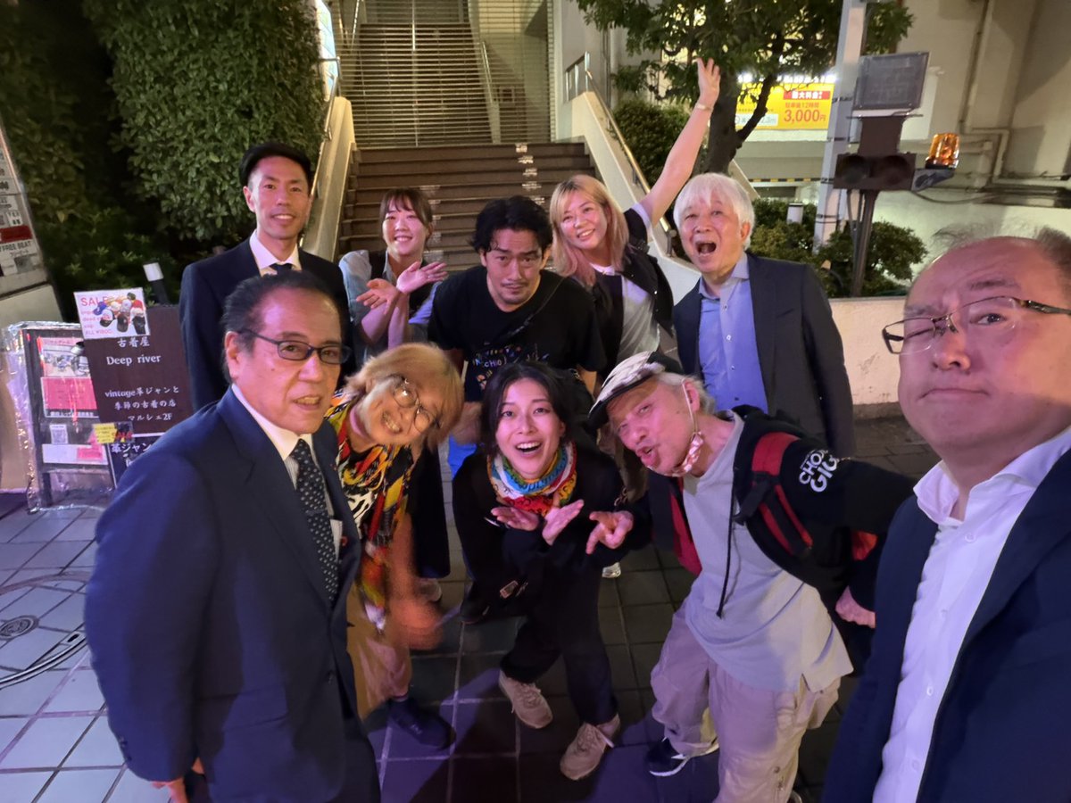 1114Rock's tweet photo. 我が松竹観劇部の皆様が観劇に！
職場の休憩室には
皆様が色々と貼ってくださり
未熟な自分が
多くの方に強く強く支えられて
板の上に立っているのだと
深く深く心に刻み
残る6ステージ
最強劇団鳥獣戯画
1秒1秒真摯にROCKにいくぜ！

#劇団鳥獣戯画
#ピノッキオの大冒険 
#松竹観劇部 https://t.co/qLe9NmPRHN