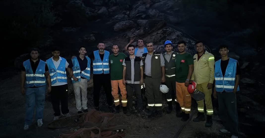 Ulku_Ocaklari's tweet photo. 📍AYDIN 

Ülkü Ocakları Aydın İl Başkanlığı tarafından, Aydın/Bozdoğan Yazıkent civarında meydana gelen yangında devletimizin ilgili kurumlarıyla koordinasyon sağlanarak; söndürme, soğutma ve yardım çalışmalarında bulunuldu. https://t.co/kipRVgXuOv