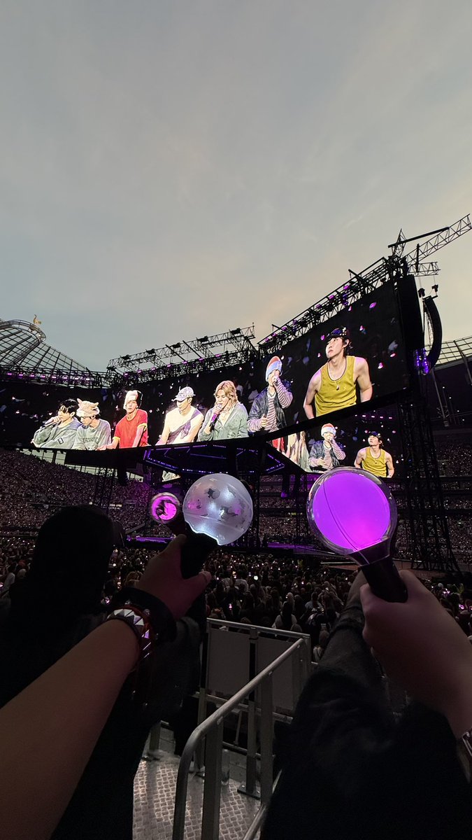 theonlyaicelle's tweet photo. BTS LONDON D2 A TIME WAS HAD!! https://t.co/v45BEsKTK3