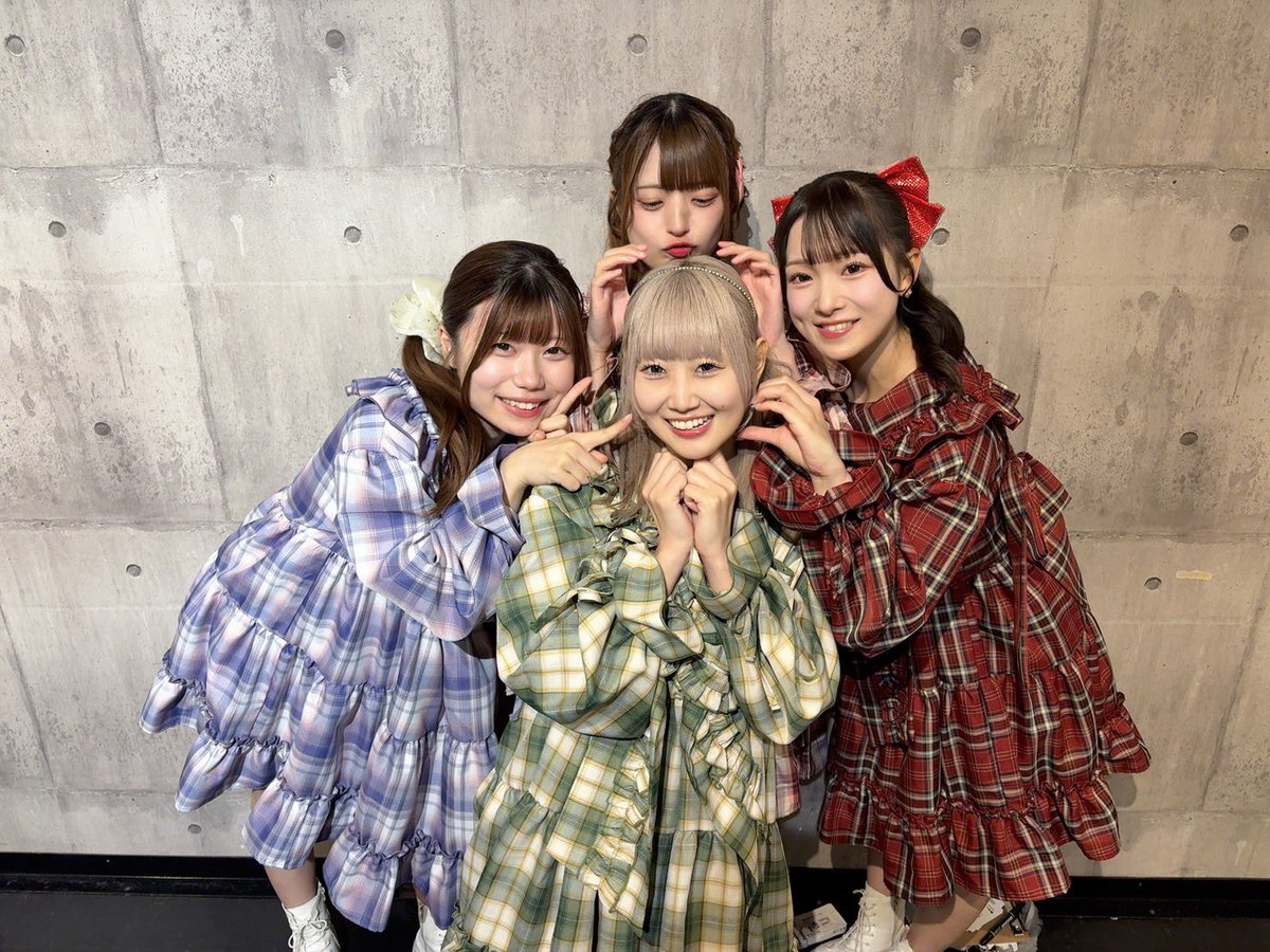 pechunia_pr's tweet photo. #派生ユニット LIVE
ライブジム 第58弾 ありがとうございました✨平日の夕方にも関わらず沢山応援に駆けつけてくださりありがとうございました！

そしてゆりあちゃん助っ人ありがとう！

なんと！ライブジムさんに文翠麗Tシャツプレゼントして来ちゃいました- ̗̀🎁 ̖́-

来週は文翠麗でお世話になります！
よろしくお願いします✨