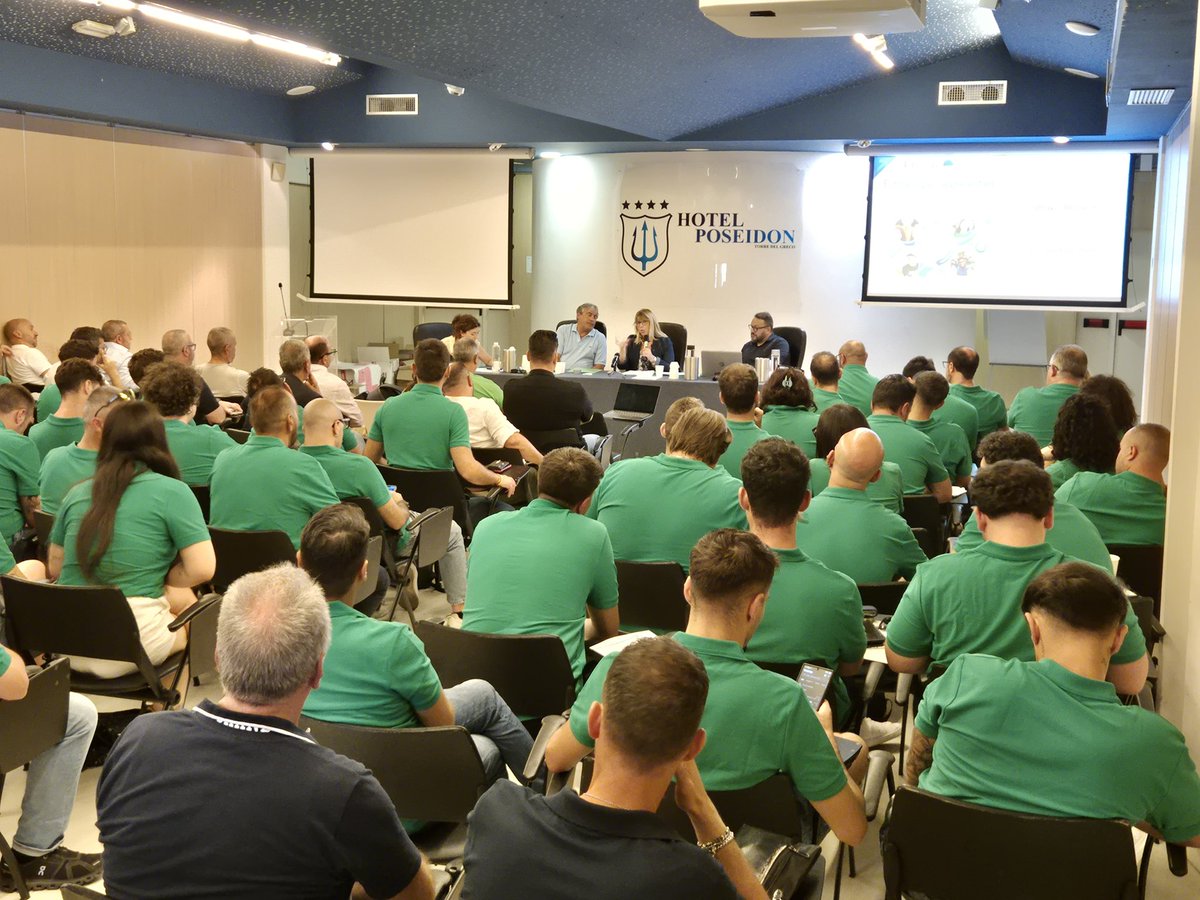 FilcaCisl's tweet photo. #TorredelGreco, iniziativa della Filca-Cisl sulla #formazione, alla presenza della segretaria generale della #Cisl, Daniela Fumarola, e di un centinaio di giovani partecipanti ai percorsi formativi della Federazione.
Ottavio De Luca, segretario generale della Filca-Cisl nazionale: "Oggi è un momento importante di riflessione, analisi, ascolto, partecipazione. Si tratta di un'occasione presiosa per mettere in dialogo i diversi percorsi, per far emergere le esperienze maturate e aprire un confronto diretto sul ruolo del sindacalista Filca e Cisl".