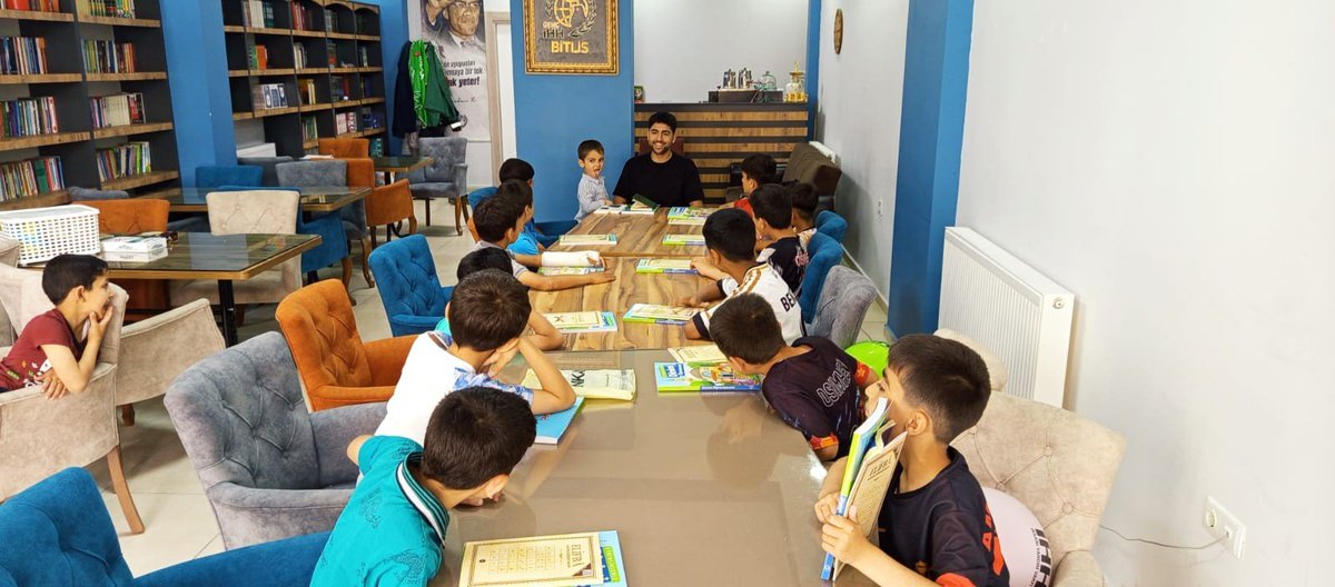 BitlisGencihh's tweet photo. Bitlis Genç İHH Çocuk Birimi Yaz Okulu başladı! İlk günümüzde çocuklarla bir araya gelerek en kıymetli hazinemiz olan "Kelime-i Şehadet"i öğrendik. Çocuklarımızın gözlerindeki ışıltıyla dolu, çok bereketli bir dönem bizleri bekliyor. Öncü nesiller yetişiyor! https://t.co/oKbqauFfM0