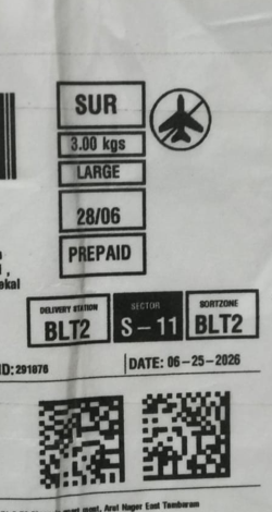 shivayya110's tweet photo. @AmazonHelp Thanks. I've already contacted the seller (Cureka). One question: Amazon Shipping AWB 370371524628 shows 3.00 kg, but my order was 10 × 400 g (4 kg minimum). Could you please explain how a 4 kg order was shipped with a recorded weight of only 3.00 kg? https://t.co/qMbXqlT88m