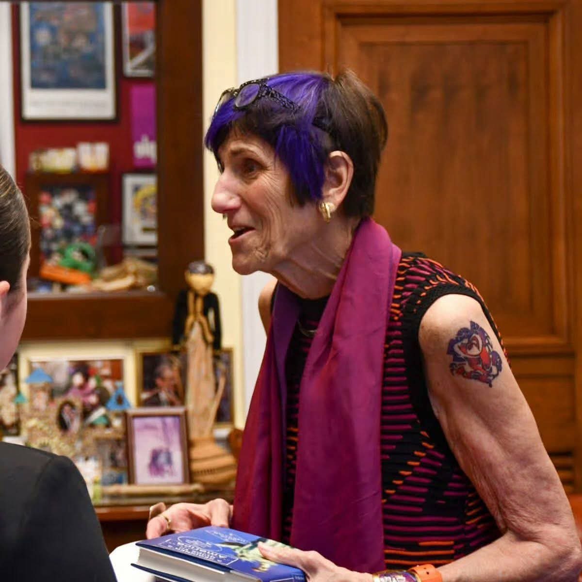backuppuddin's tweet photo. Wow! What an embarrassment.   Mental illness with purple hair. https://t.co/LmQuMmufBV