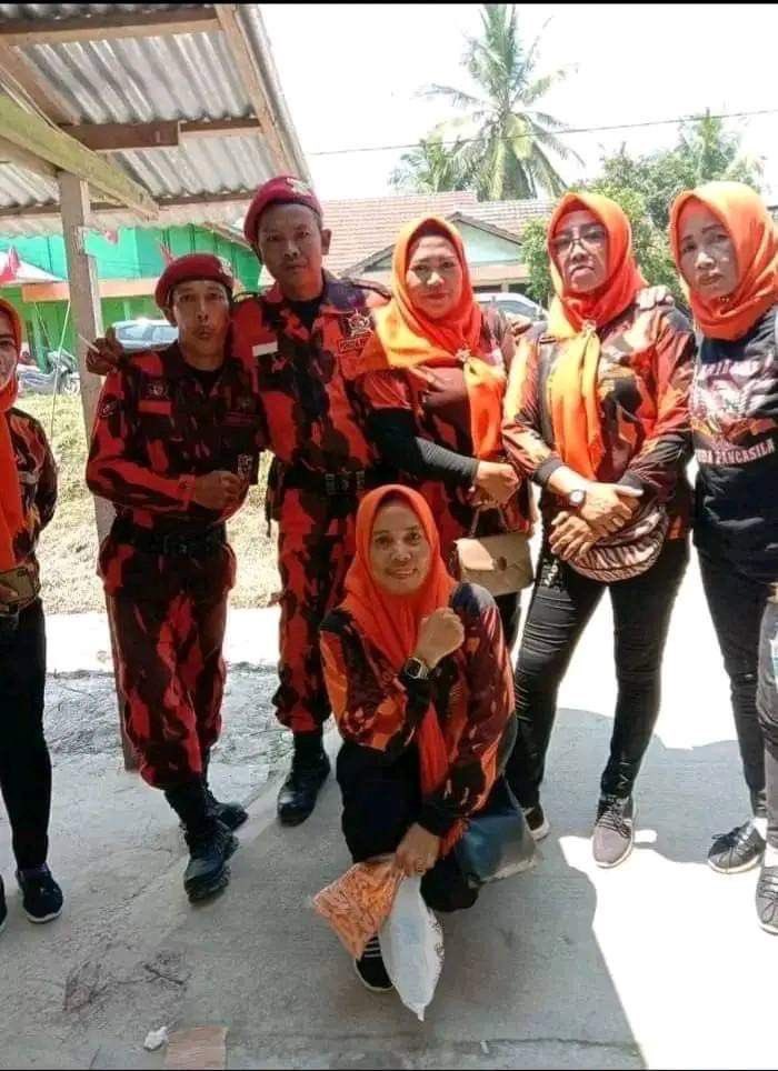 lycheegurl7's tweet photo. Outfti gini oke juga, sebelum ke venue numpang makan bentar dihajatan orang https://t.co/zvtHXssHSq