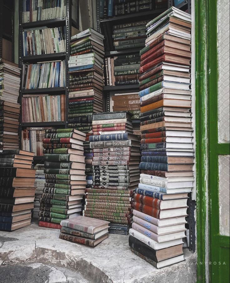 _eqraa_read's tweet photo. الكتاب الجيد لا يغيّر يومك فقط، بل يغيّر طريقتك في عيش الأيام. https://t.co/EKEaFcy0Z7
