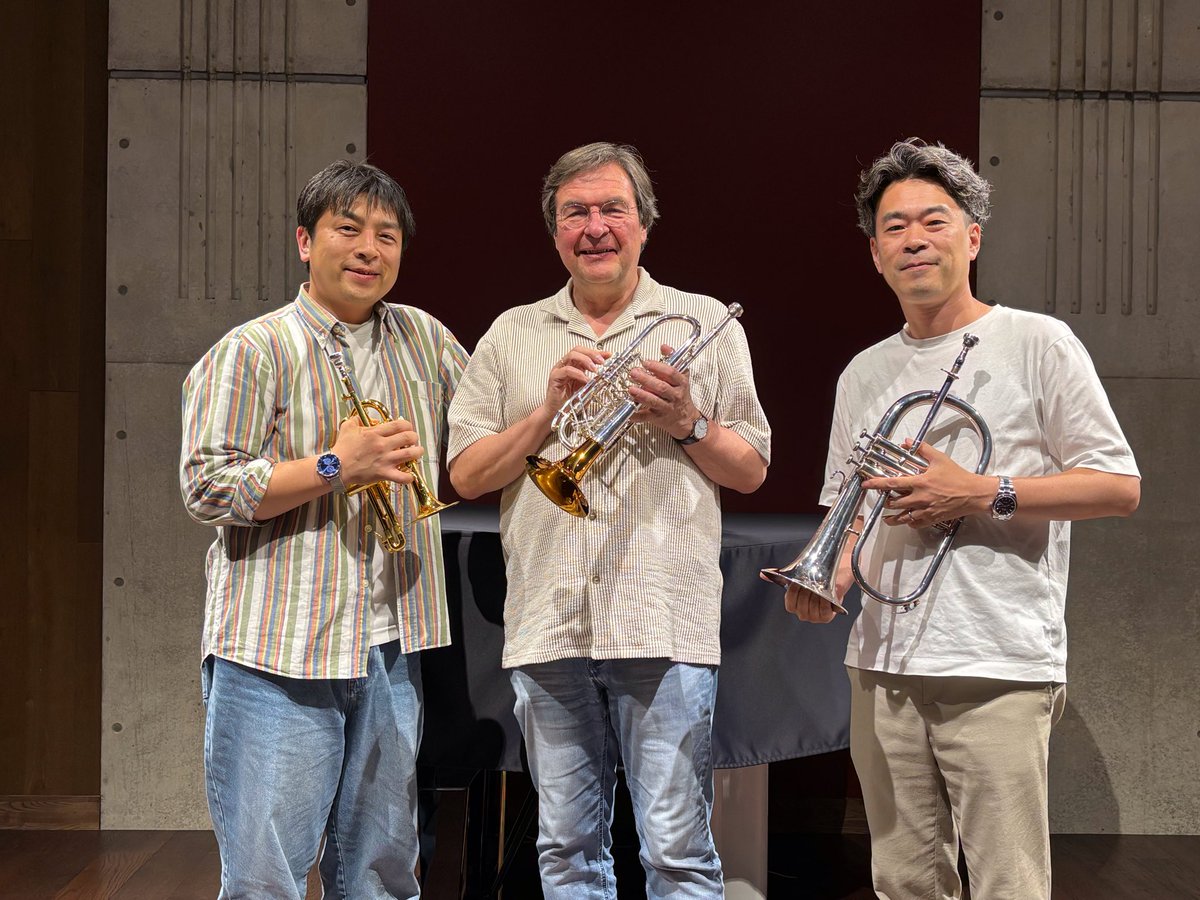 DAC_music's tweet photo. 【#マティアス・ヘフス 様ご来店🎺】

#トランペット 奏者マティアス・ヘフス様がリハーサルでご来店😳#佐藤友紀 様、#辻本憲一 様と一緒に、素敵なお写真を撮らせていただきました��
名古屋、大阪はまだチケットのご予約が可能です‼️
滅多にないこの機会をぜひお見逃しなく🤩

⚫︎詳細・チケットのご予約はこちら↓
https://t.co/0lHMFKO0uz
⚠️東京公演はチケット完売となりました🥺