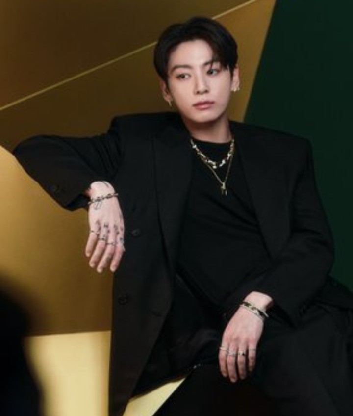 PopMedia_1's tweet photo. Jungkook stuns in new photos for Graff 📸 https://t.co/61WfvuZNNI