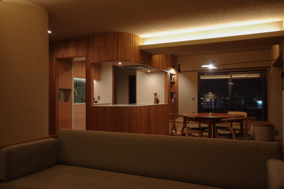 r_toolbox's tweet photo. 夜の居心地まで設計する。

この住まいでは、土間床、コンクリート壁のようなざらついた表情のクロス、曲面施工した木の板壁『クラシックリブパネル』が、光をやわらかく受け止めていました。

平日の夜を豊かにするための、素材とあかりのつくり方が参考になる事例です。

https://t.co/FM52kToUrA https://t.co/ILnpRvhnXV