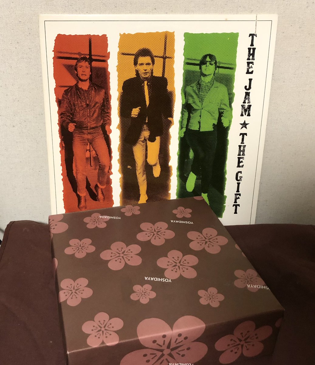 talking_bird70's tweet photo. 今日はお中元をいただきました☺️
なのでザ・ジャムの『The Gift』を聴く
才気溢れるポール・ウェラーの曲は3人編成の限界を迎えつつも、ブルースとリックの鉄壁なリズム隊に支えられた名曲の多いラストアルバム👏
Ghosts
https://t.co/Syp3ucEEF2
#TheJam https://t.co/MiUwsrl1Bq