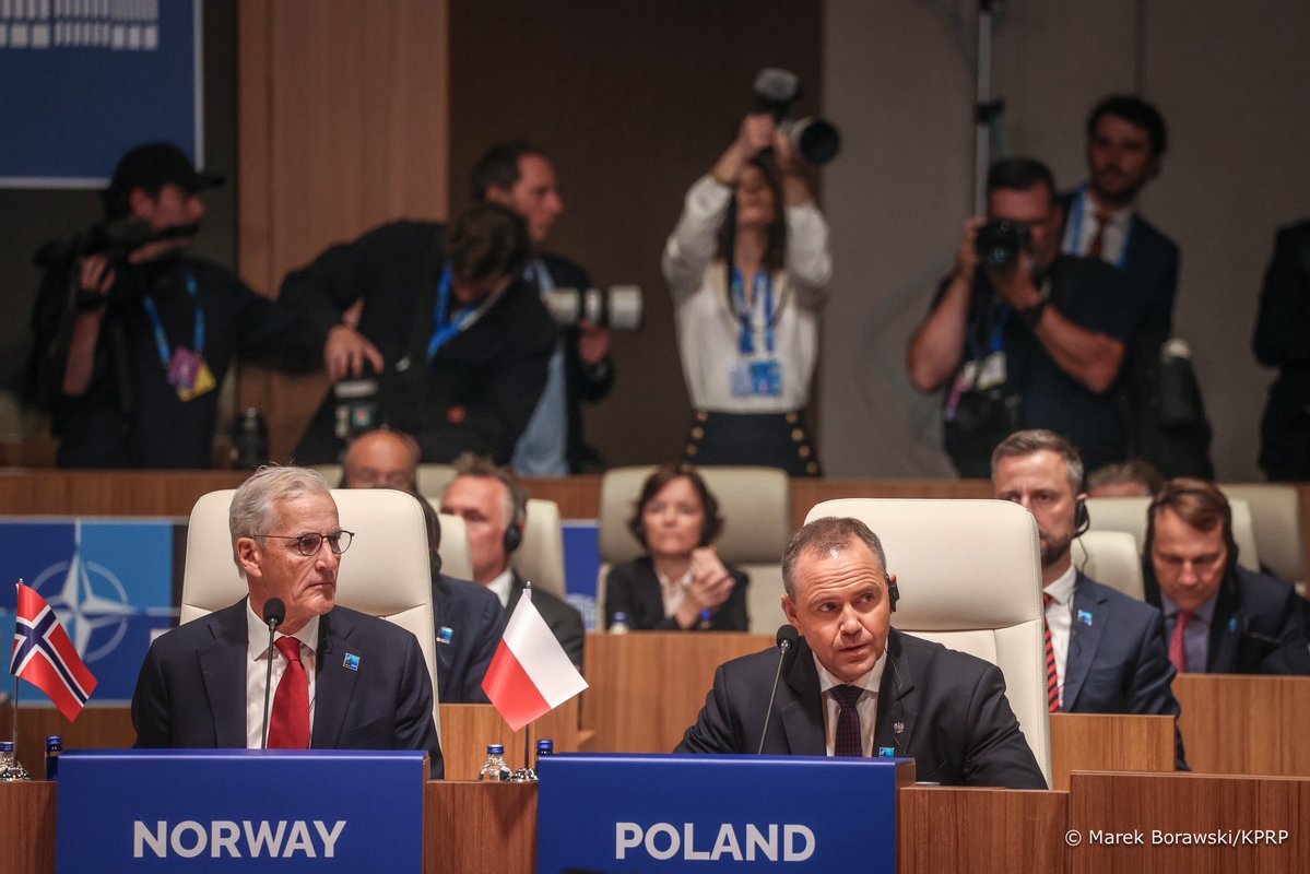 prezydentpl's tweet photo. Drugiego dnia wizyty w Turcji Prezydent RP @NawrockiKn bierze udział w sesji plenarnej szczytu Sojuszu Północnoatlantyckiego. 

Przed rozpoczęciem obrad Karol Nawrocki spotkał się z mediami, wskazując na trzy kluczowe z punktu widzenia Polski cele geopolityczne: wzmocnienie solidarności sojuszniczej, rozwój infrastruktury obronnej na wschodniej flance oraz pogłębianie relacji ze Stanami Zjednoczonymi w obliczu stałego zagrożenia ze strony Federacji Rosyjskiej.