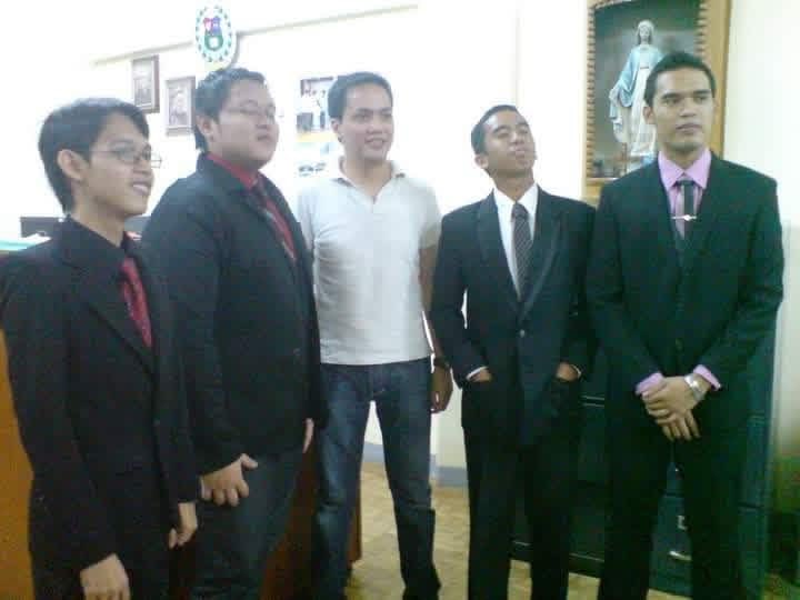 popmonkph's tweet photo. 1/2 With the GOAT, our coach, Atty. @v_ligutan. This was 2011. Before the Final Round of the University of San Carlos’ Inter-Department Debate Competition. Philo vs PolSci. Our first time to ever do debate 😂 but thanks to his guidance, we won. https://t.co/ftMstfEgSQ