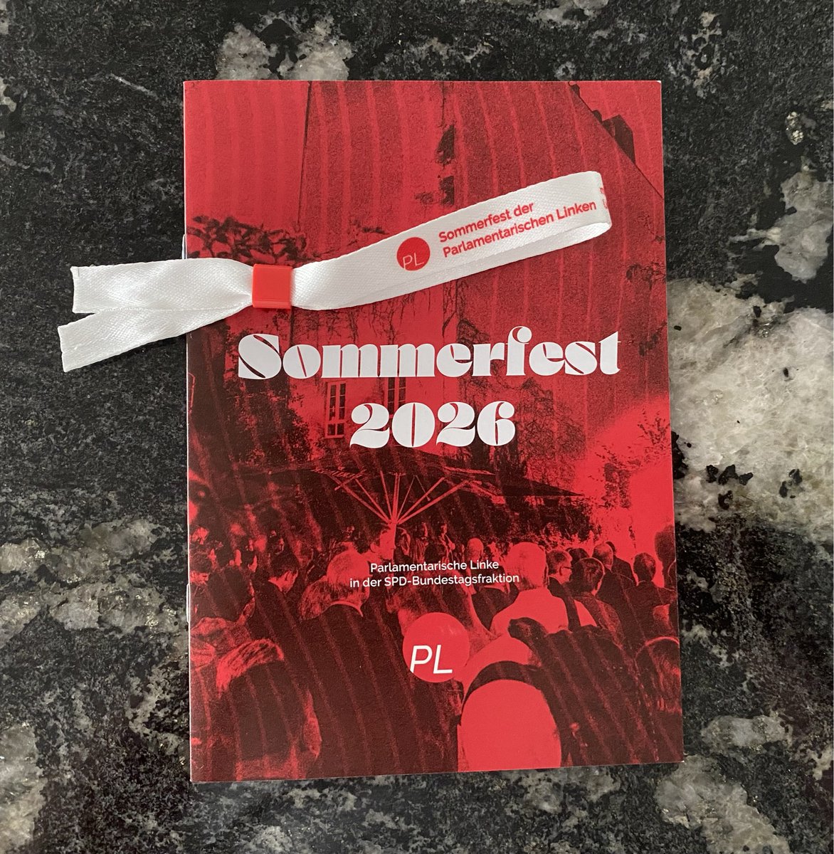 Worddonator's tweet photo. Der Prozess vollzieht sich mit zunehmendem Lebensjahren schleichend:  Irgendwann wird aus dem Einlassbändchen für ein Musikfestival ein  Einlassbändchen für das Sommerfest einer Partei. Die Unterschiede sind nicht so groß.  Beim Sommerfest der Parlamentarischen Linken der... https://t.co/z97v6RMYyO