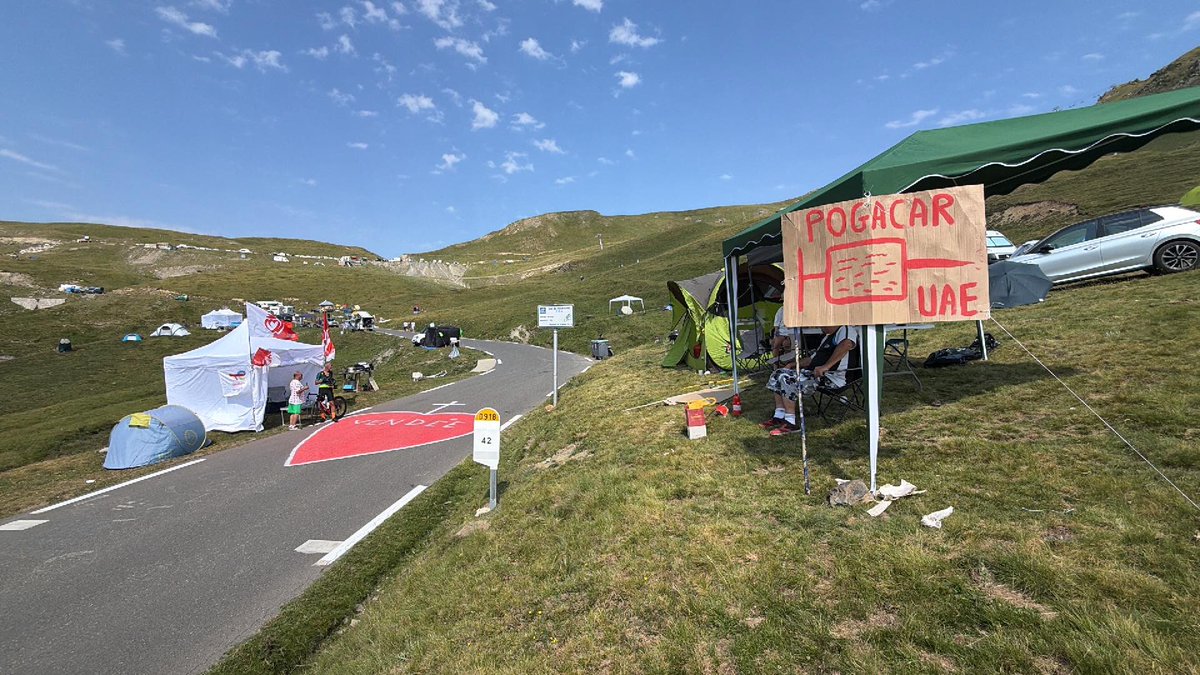 willoo31's tweet photo. Du monde sur le Tourmalet.
#notnormal #letour26 @festinaboy https://t.co/5d9riig8C5