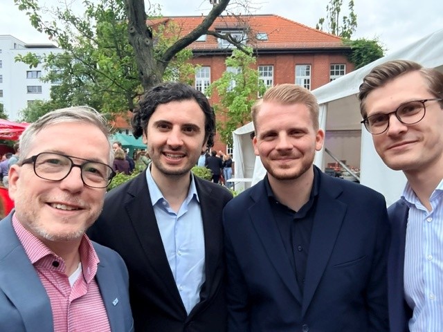 Worddonator's tweet photo. Der Prozess vollzieht sich mit zunehmendem Lebensjahren schleichend:  Irgendwann wird aus dem Einlassbändchen für ein Musikfestival ein  Einlassbändchen für das Sommerfest einer Partei. Die Unterschiede sind nicht so groß.  Beim Sommerfest der Parlamentarischen Linken der... https://t.co/z97v6RMYyO