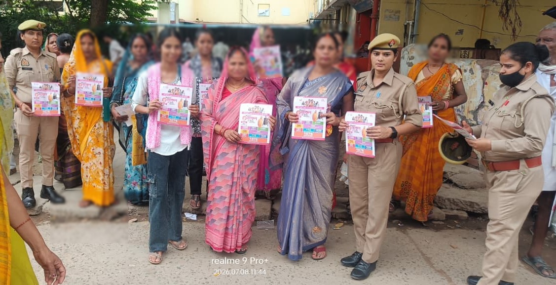 sultanpurpolice's tweet photo. पुलिस अधीक्षक सुलातनपुर @ipsCharuNigam के निर्देशन में समस्त थानों की एंटी रोमियो/मिशन शक्ति टीमों द्वारा #बहूबेटी_सम्मेलन कर बालिकाओं/महिलाओं को #MissionShakti5 अभियान के अंतर्गत नारी सुरक्षा सशक्तिकरण व #CyberAwareness हेतु जागरूक किया । 
#UPPolice 
#WomenSafety https://t.co/CIMW6pj8h1